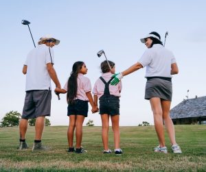 Read more about the article 5 เหตุผลที่กอล์ฟเป็นกีฬาที่เหมาะสำหรับเด็กและผู้ใหญ่